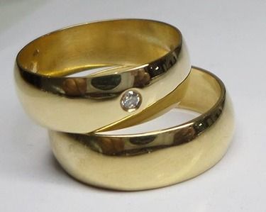concorra-a-um-lindo-par-de-aliancas-banhada-a-ouro-18-k